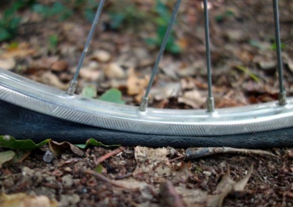 Hvor længe cykler du videre på et fladt dæk?
